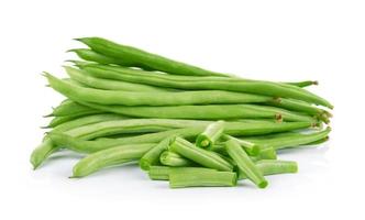 haricots verts isolés sur fond blanc photo