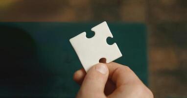 ai généré les doigts en portant une pièce de une blanc puzzle. photo