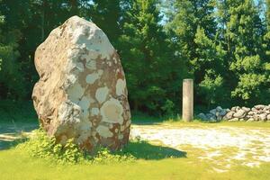 ai généré géant gris pierre rocher repose à côté de une colonne au milieu de vert des arbres photo