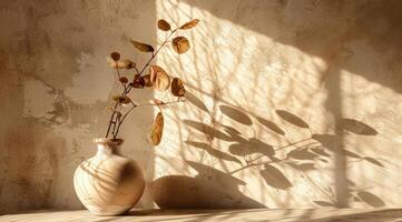 ai généré une vase sur une table avec feuilles dans le soleil, de foncé beige Contexte photo