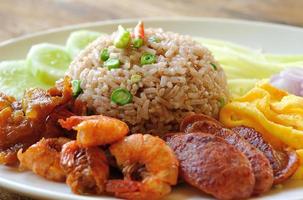 riz frit avec pâte de crevettes, cuisine de style thaï photo