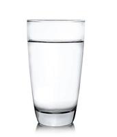 verre d'eau isolé sur fond blanc