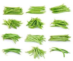 haricots verts sur fond blanc photo