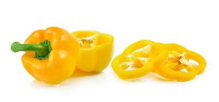 Poivron paprika jaune tranché isolé sur fond blanc photo