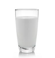 lait frais dans le verre sur fond blanc