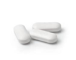 comprimé de pilule médicale isolé sur fond blanc