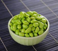 fèves de soja edamame dans des bols photo