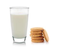 verre de lait et biscuits isolés sur blanc