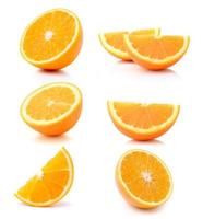 Demi fruit orange sur fond blanc