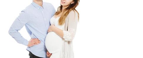 Portrait recadré d'un jeune couple enceinte isolé sur fond blanc photo