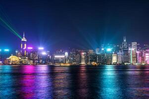 lumière et du son spectacle à travers le victoria port dans Hong kong à nuit photo