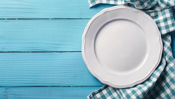 ai généré vide assiette et serviette de table sur bleu en bois Contexte. Haut vue avec copie espace photo