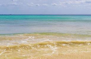vagues de la plage mexicaine tropicale eau turquoise playa del carmen mexique. photo
