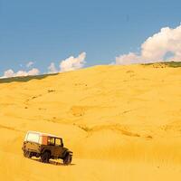 ai généré touristique escapade Jaune le sable dunes avec une jeep voiture pour social médias Publier Taille photo