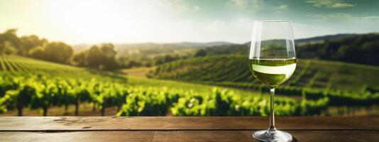 ai généré une verre de blanc du vin séance sur une table dans de face de vignobles photo