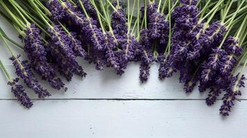 ai généré img Haut vue de lavande fleurs sur blanc en bois table photo