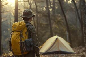 ai généré garçon scout dans forêt photo