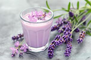 ai généré verre de lavande infusé Lait photo