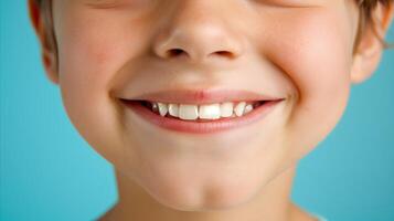 ai généré fermer de souriant enfant montrant les dents sur turquoise Contexte photo