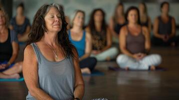 ai généré mature femme de premier plan méditation dans yoga classe photo