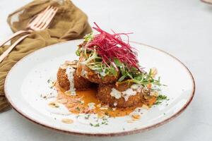 kofta batata servi dans plat isolé sur table Haut vue de arabe nourriture photo