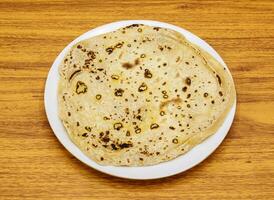 romali chapati rôti servi dans assiette isolé sur table Haut vue de Indien et pakistanais épicé nourriture photo