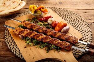 poulet chercher kebab servi dans une en bois Coupe planche isolé sur en bois Contexte côté vue photo