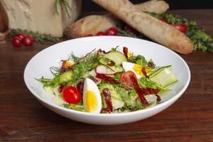 croustillant Bresaola ou quinoa salade avec Cerise tomate, œuf, concombre servi dans plat isolé sur table Haut vue de arabe nourriture photo