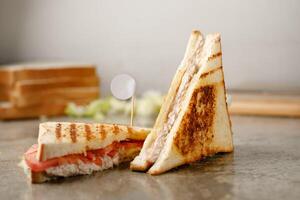 thon sandwich servi dans une plat isolé sur gris Contexte côté vue vite nourriture photo