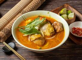 curry poulet hor amusement servi dans bol isolé sur table Haut vue de Taïwan nourriture photo