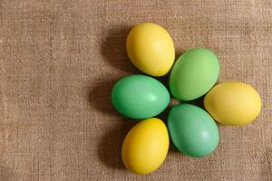 peindre des œufs pour Pâques, brillant Pâques vacances, les enfants peindre œufs, coloré des œufs dans une panier, coloré des œufs sur une rester, vacances Contexte photo