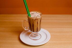 du froid café servi dans verre isolé sur table Haut vue bangladeshi boisson photo