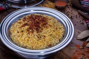 Facile biryani riz avec frit oignon servi dans plat isolé sur table Haut vue de arabe nourriture photo