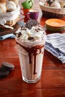 une verre de en bonne santé Frais oreo biscuits et crème frappe isolé sur en bois Contexte côté vue photo