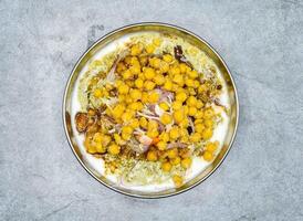 épicé chana chaat Masala avec yaourt servi dans plat Haut vue de Indien et pakistanais nourriture photo