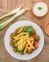 plaine falafel assiette avec français frites servi dans plat isolé sur table côté vue de arabe nourriture photo