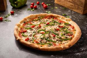 végétarien Pizza Garniture avec Cerise tomate, champignon, latin et coriandre isolé sur foncé Contexte avec brut nourriture Haut vue de italien Fast food apéritif photo