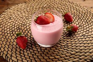 fraise panacotta servi dans une verre isolé sur en bois Contexte côté vue dessert photo