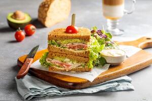 dinde Hoummous et sandwich servi dans plat isolé sur table Haut vue de arabe petit déjeuner photo