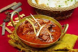 achari poulet korma rogan merde avec pain servi dans Karahi isolé sur table Haut vue de Indien, pakistanais et punjabi épicé nourriture photo