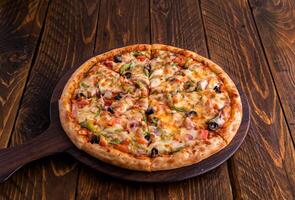 classique végétarien Pizza isolé sur Coupe planche Haut vue sur foncé Contexte italien vite nourriture photo