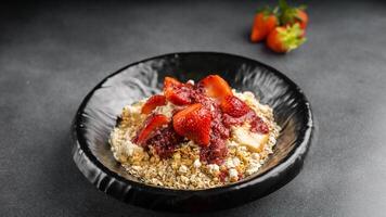 entier grain flocons d'avoine avec rapide protéine Ressource et notre fraise et sauce servi dans plat isolé sur table Haut vue de arabe nourriture photo