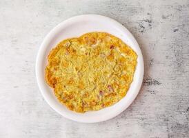 épicé Oeuf omelette servi dans une assiette isolé sur Contexte Haut vue de Indien et pakistanais desi nourriture photo