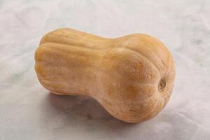 brut mûr biologique butternut citrouille photo