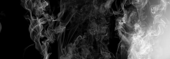 surréaliste composition, blanc fumée et abstrait lignes dansant dans obscurité. photo