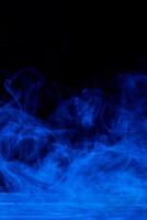 abstrait bleu fumée concept, isolé sur foncé noir Contexte avec en bois table photo