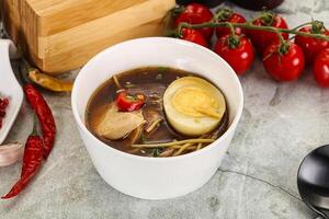 Japonais miso soupe avec poulet photo