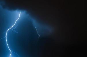 éclairs dans le ciel nocturne. orage sur la ville. nuages orageux et temps pluvieux. photo