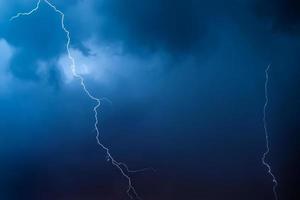 éclairs dans le ciel nocturne. orage sur la ville. nuages orageux et temps pluvieux. photo