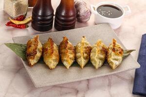 frit Japonais farci Dumplings - gyoza photo